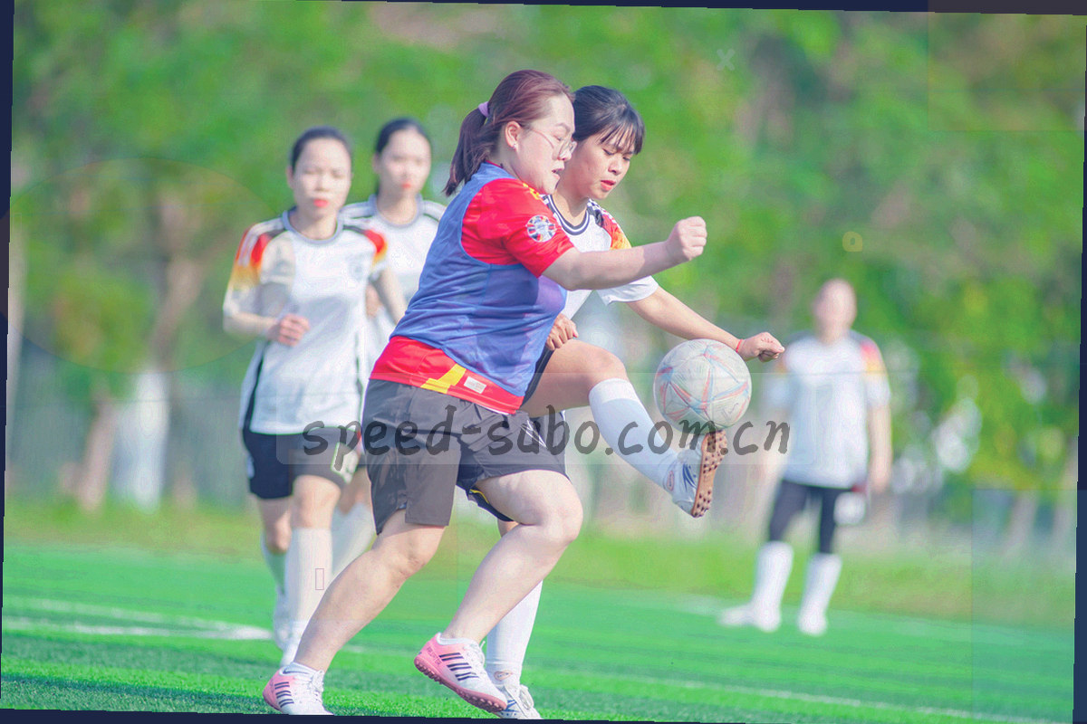 俯拍球场线条与看台结构的冷调纪实画面